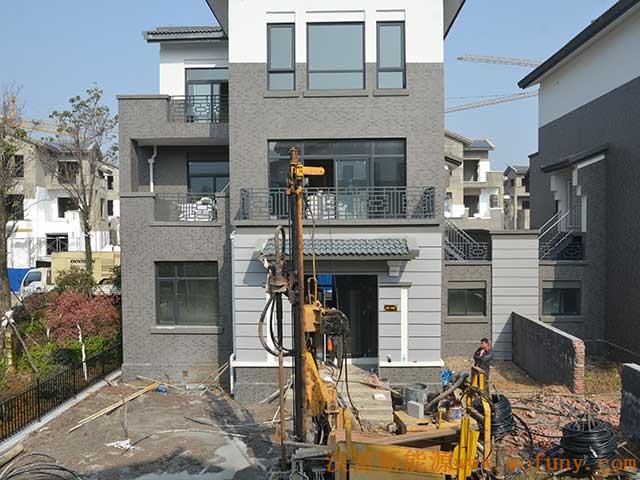 青島長水山莊別墅小區地源熱泵項目施工鉆井現場圖片展示———地源熱泵項目全景