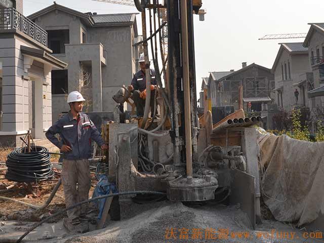 青島長水山莊別墅小區地源熱泵項目施工鉆井現場圖片展示———鉆機施工